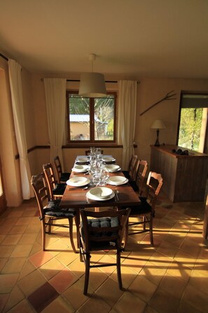 Dining - Gîte Les Zygotes, au cœur du Périgord noir (Plazac)