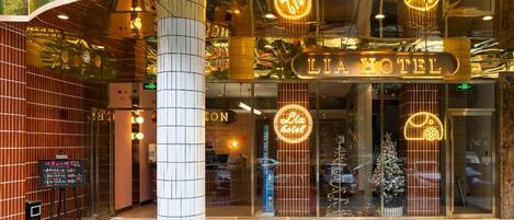 Façade de lâhĂ©bergement â soirĂ©e/nuit