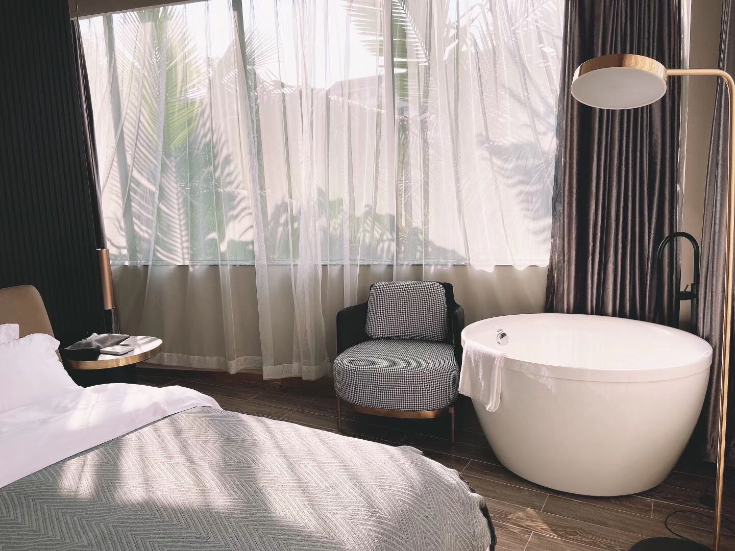 Luxury Double Room | Bathroom | Separate tub and shower, rainfall showerhead, free toiletries