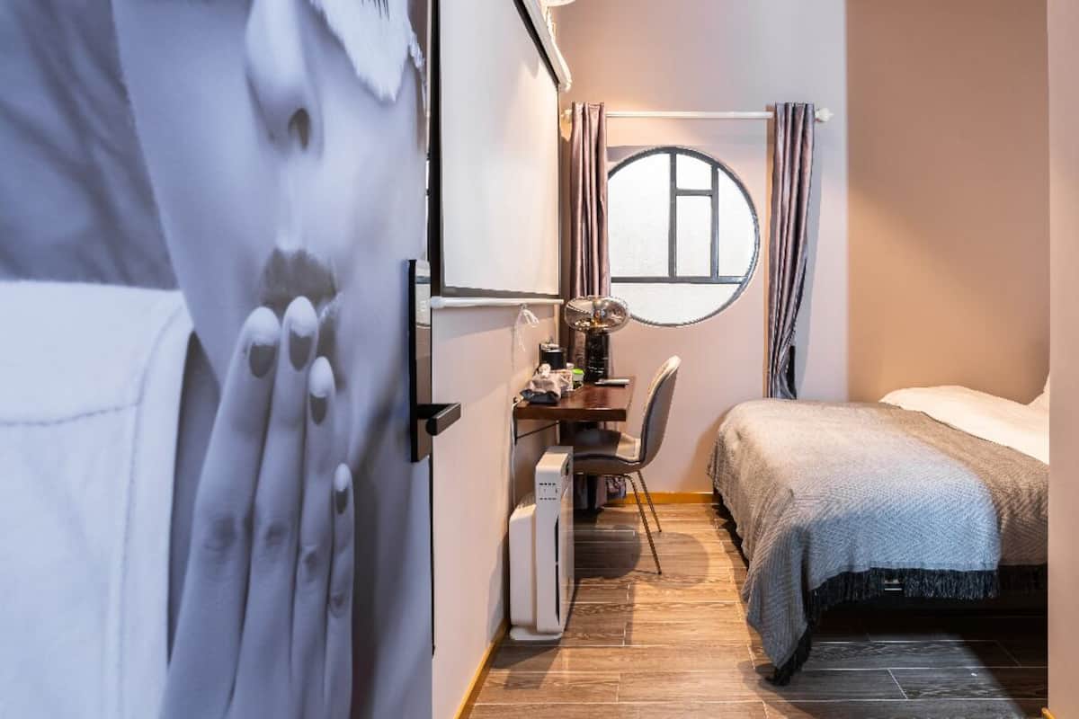 Habitación doble económica | Ropa de cama de alta calidad y camas con pillow-top