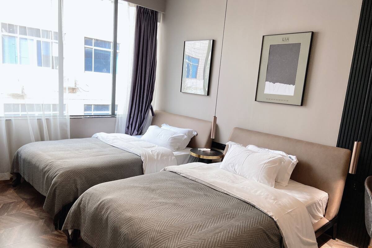 Ropa de cama de alta calidad, colchones con pillow-top y escritorio 