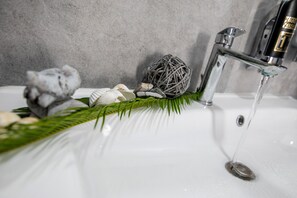 Shower, hydromassage showerhead, hair dryer, towels - Noah Beach Hotel   (Rimini)