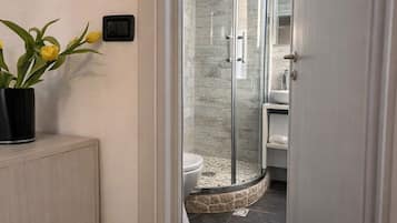 Comfort tweepersoonskamer, voor 1 persoon | Badkamer | Een douche, een hydromassagedouche, een haardroger, handdoeken