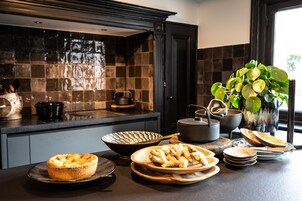 Daily full breakfast (EUR 15.50 per person)