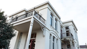 Un edificio ad angolo con balconi decorati e stile architettonico classico.