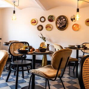 Tägliches großes Frühstück gegen Gebühr