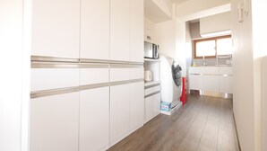Tủ lạnh, lò vi sóng, bếp nấu, ấm điện 