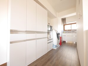 Fridge, microwave, stovetop, electric kettle - Comfybed Yoyogi (Tokyo)