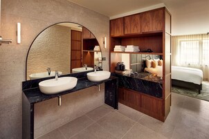 Chambre Double Confort, accessible aux personnes à mobilité réduite | Salle de bain | Douche, douche à « effet pluie », articles de toilette gratuits