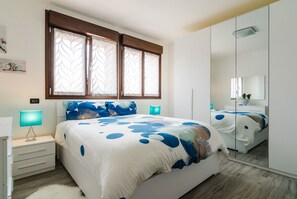 4 bedrooms, desk, iron/ironing board, free WiFi