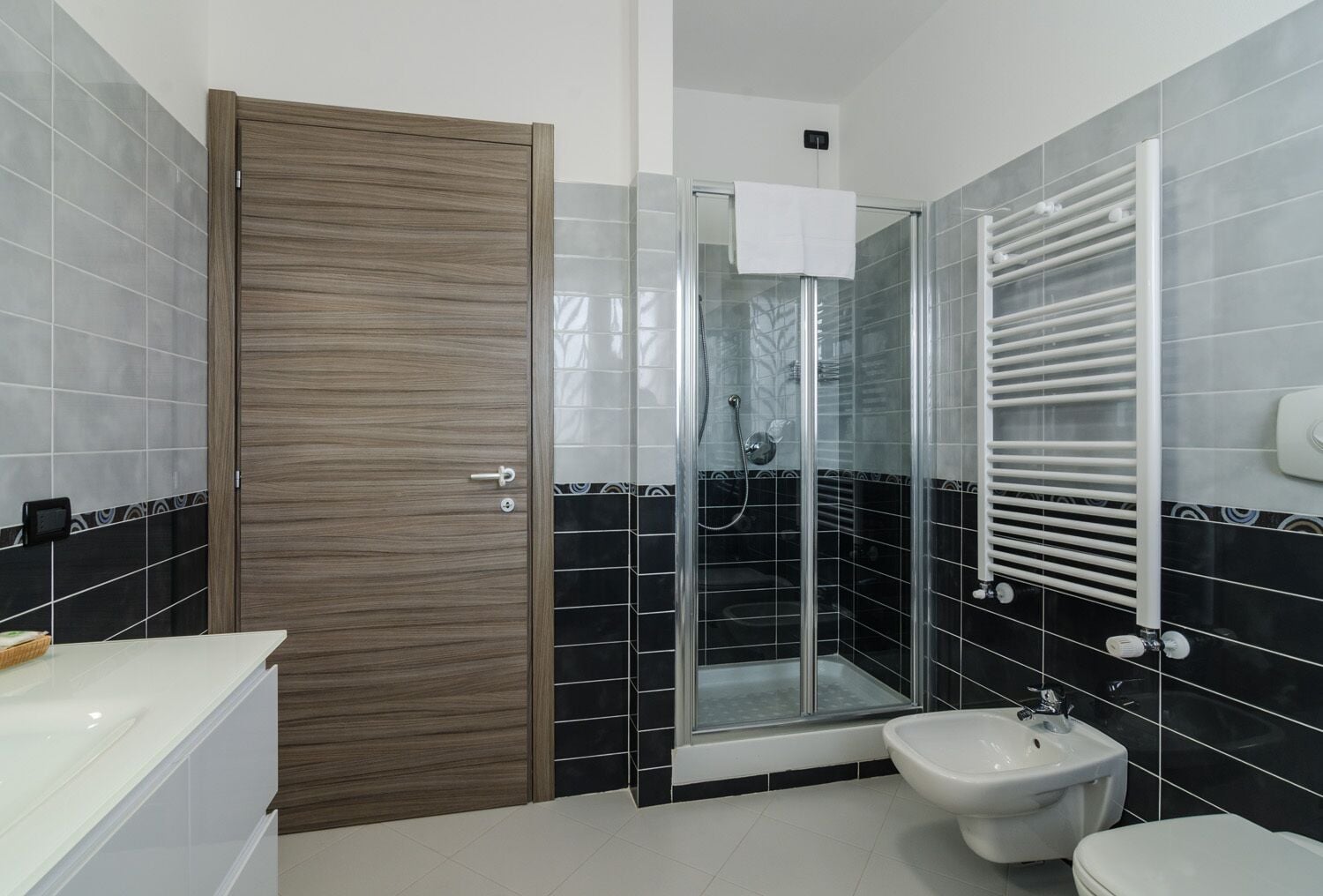 Doccia, asciugacapelli, bidet, asciugamani