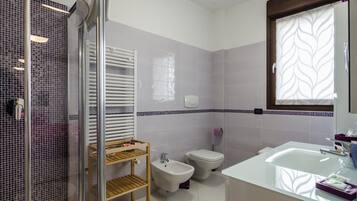 Dusche, Haartrockner, Bidet, Handtücher