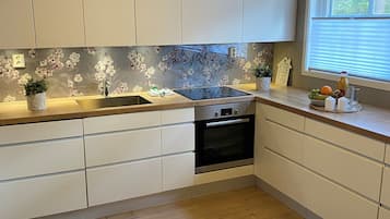 Refrigerador, placa de cocina, tetera/pava eléctrica