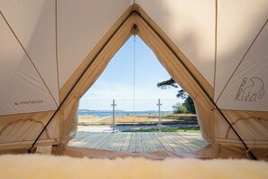 A tent with a view of a beach and hills. - Topcamp Sjøsanden - Mandal (Lindesnes)