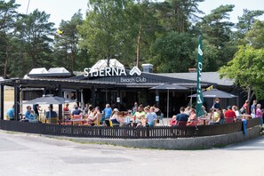 A beach club with outdoor seating and a sign indicating it is a campground. - Topcamp Sjøsanden - Mandal (Lindesnes)
