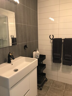 Regadera, secadora de cabello, piso con calefacción, toallas 