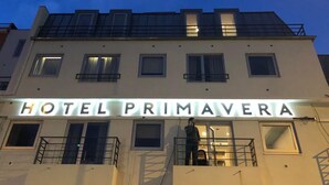A hotel named "HOTEL PRIMAVERA" with a balcony and multiple windows. - Primavera (Amadora)