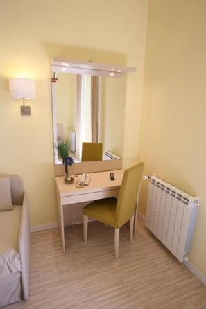 Kolmen hengen economy-huone | Egyptinpuuvillaiset lakanat, ylelliset vuodevaatteet, untuvapeitot