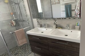 A bathroom with two sinks, a shower, and a mirror. - VILLA Biscarosse Ville - 6 pers. - 3 rooms (Biscarrosse)