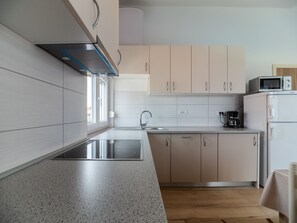 Frigorifero, microonde, forno, piano cottura