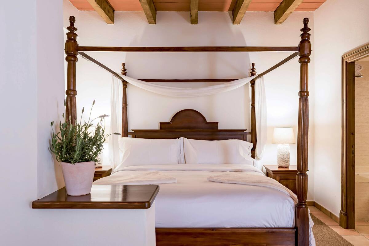 Egyptian cotton sheets, premium bedding, minibar, laptop workspace