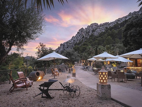 3 restaurants servant le petit déjeuner, le déjeuner et le dîner. Finca Ratxó Hotel, member of Meliá Collection