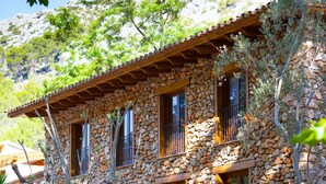 Un edificio de piedra con varias ventanas y balcones.