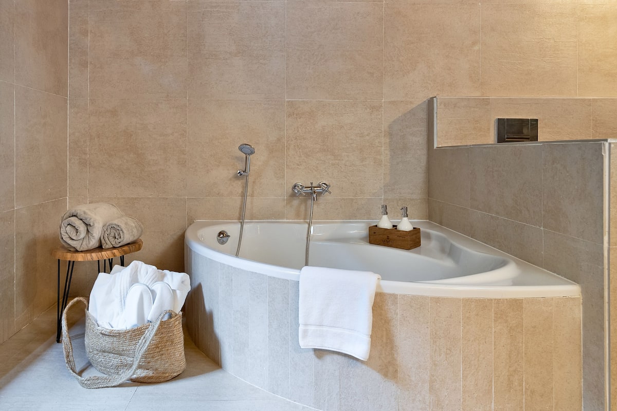 Habitación, terraza (Singular) | Baño | Bañera y ducha independientes y artículos de higiene personal gratuitos
