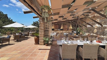 3 restaurantes; se sirven desayunos, almuerzos, cenas y brunches
