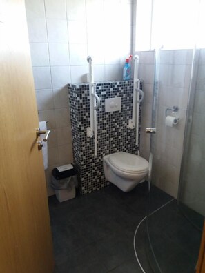 Ducha, toallas, jabón, shampoo