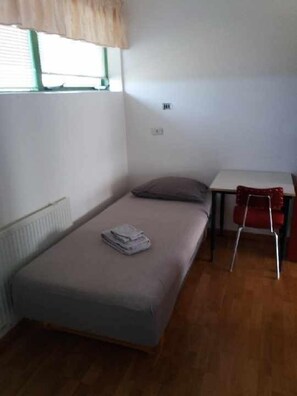 Habitación triple, baño compartido | Wifi gratis y ropa de cama 