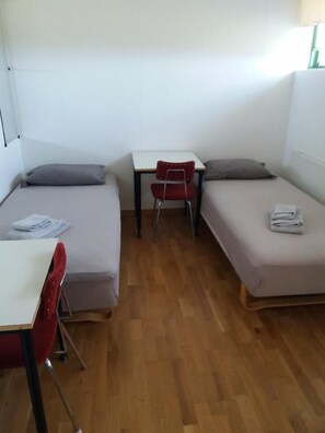 Kolmen hengen huone, jaettu kylpyhuone | Ilmainen Wi-Fi, vuodevaatteet