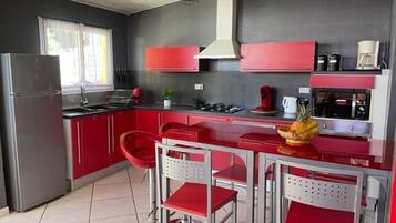 Een koelkast, een microgolfoven, een oven, een kookplaat