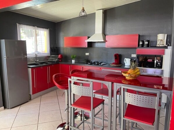 Frigorífico, microondas, horno y placa de cocina