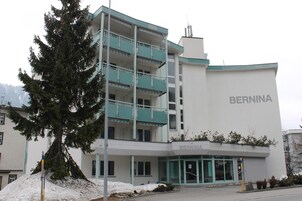 Un edificio de varios pisos con el nombre 'BERNINA' en la fachada.