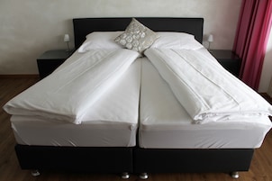 Escritorio, wifi gratis y ropa de cama