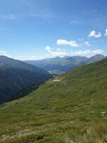 Vista panorámica de un paisaje montañoso con cielo despejado.