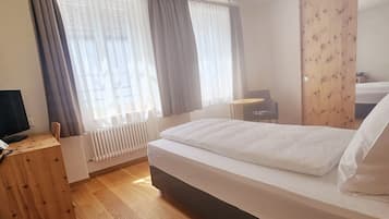 Minibar, escritorio, espacio para trabajar con laptop y wifi gratis