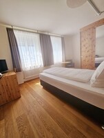 Minibar, escritorio, espacio para trabajar con laptop y wifi gratis 
