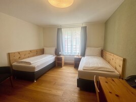 Minibar, escritorio, espacio para trabajar con laptop y wifi gratis