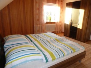 3 bedrooms, travel crib, WiFi, bed sheets