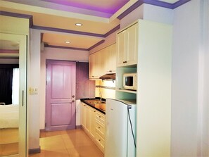 Réfrigérateur, micro-ondes, plaque de cuisson, grille-pain