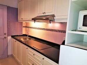 Geladeira, micro-ondas, cooktop, torradeira