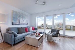 Tv, pejs, bordtennisbord, videobibliotek