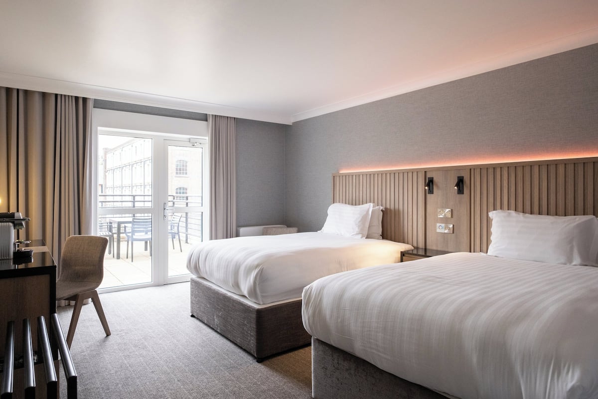Suite – deluxe, 2 dobbeltsenger, balkong (Quay View) | Safe på rommet, skrivebord, skrivebord for bærbar PC og lydisolert
