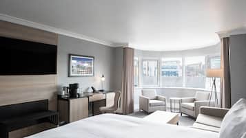 Cofres nos quartos, escrivaninha, espaço de trabalho para notebook