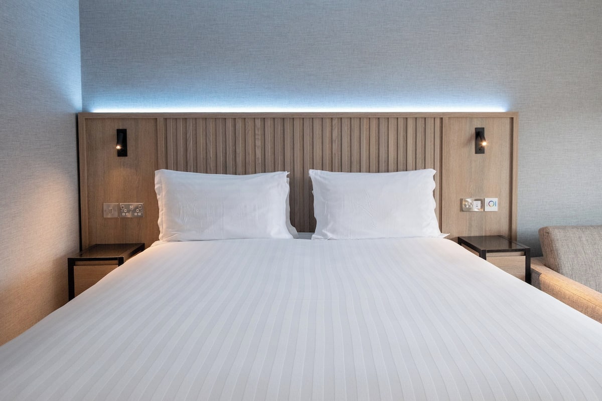 Suite – deluxe, 1 kingsize-seng, balkong (Super King, Quay View) | Safe på rommet, skrivebord, skrivebord for bærbar PC og lydisolert