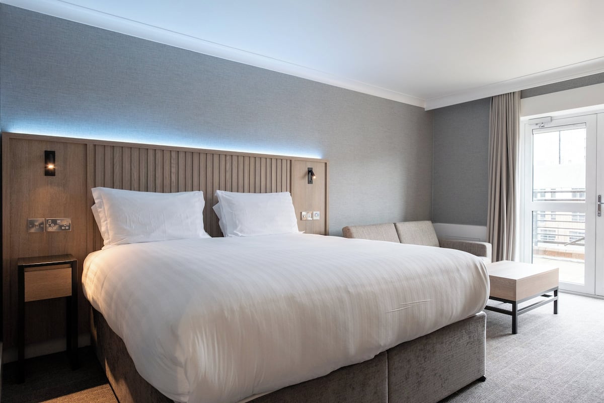 Suite – deluxe, 1 kingsize-seng, balkong (Super King, Quay View) | Safe på rommet, skrivebord, skrivebord for bærbar PC og lydisolert