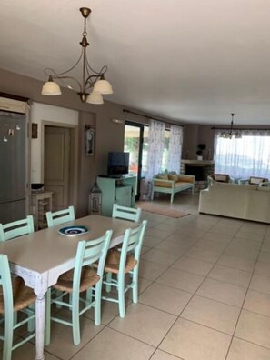 Villa, 3 Bedrooms | In-room dining