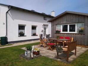 Outdoor dining - Vacation room 3 - Pension Haus 15 - Sylvia Habrich (Insel Hiddensee)